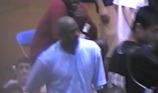 开云体育官网-珍贵影像！姚明17岁时参加乔丹飞行学院训练营 多次高质量护筐