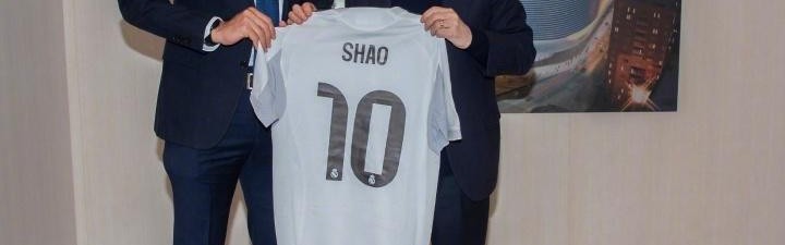 开云体育中国官网-国足主帅的排面！45岁邵佳一造访皇马 与老佛爷合影+获赠10号球衣